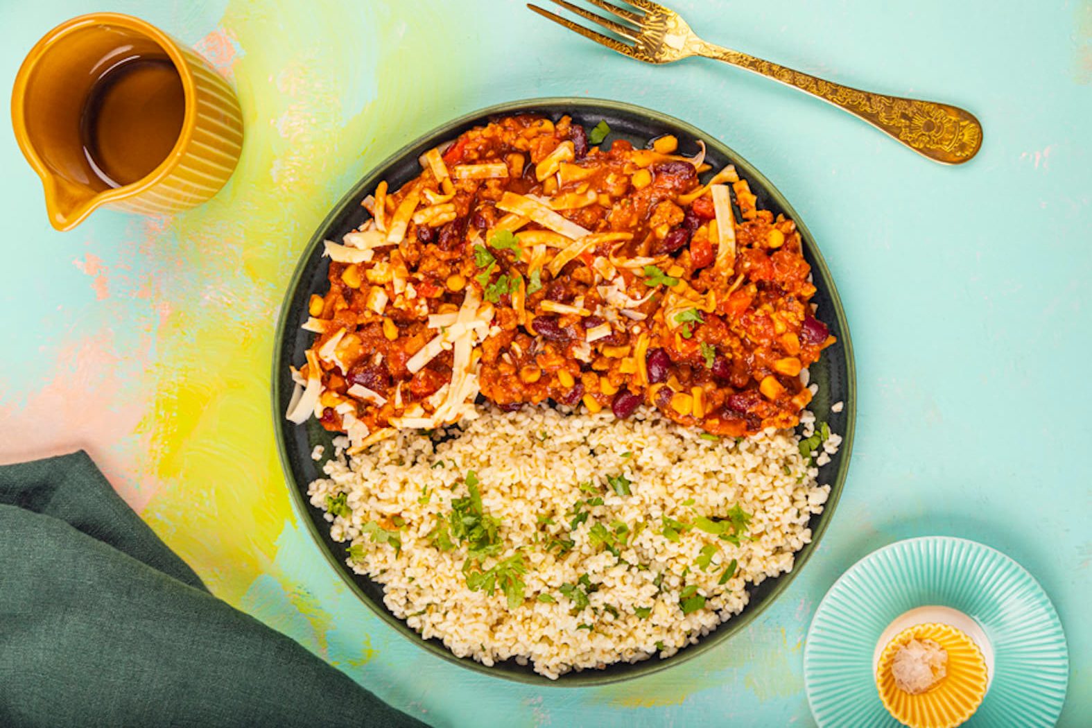 Chilli sin carne z sojowym mięsem, cheddarem i kasza bulgur z natką pietruszki