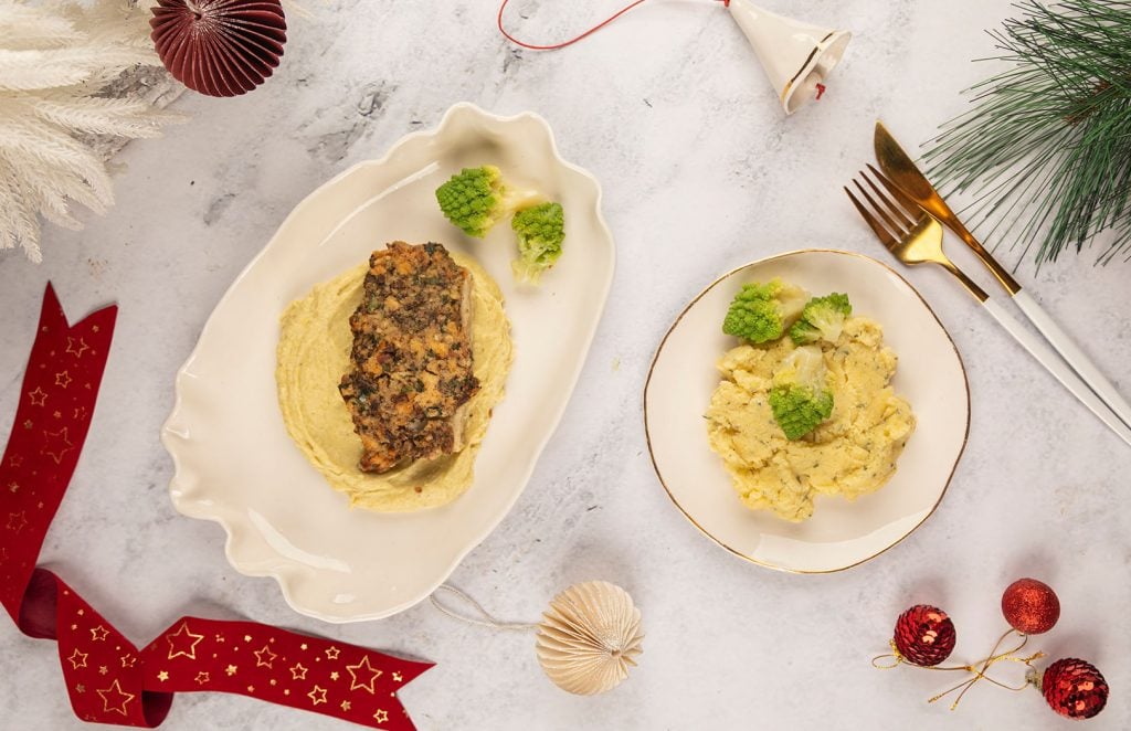 Świąteczny okoń po polsku zapiekany z grzybami leśnymi na musie z pora z ziołowym puree i kalafiorem romanesco