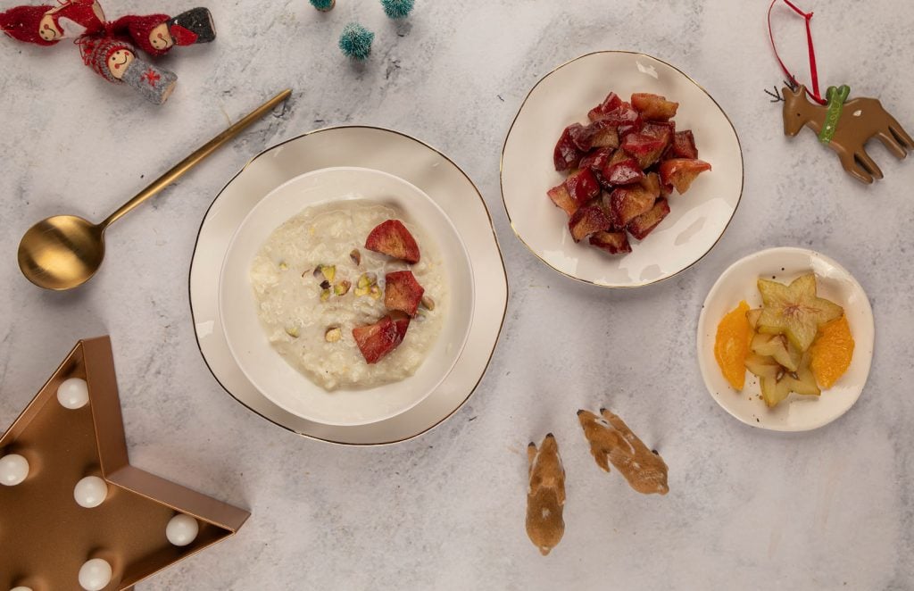 Świąteczny pudding ryżowy po skandynawsku z pistacjami, prażonymi jabłkami, pomarańczami i karambolą