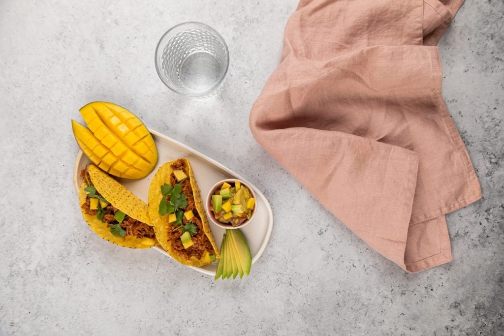 VEGE - Tacos z wegańskim szarpanym kurczakiem i salsa z awokado, pomidora, mango i cebulki z kolendrą