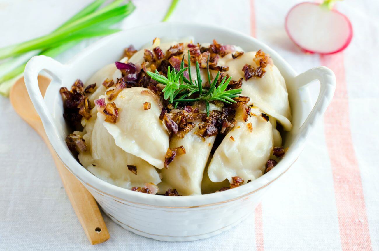 Półmisek pierogów z okrasą