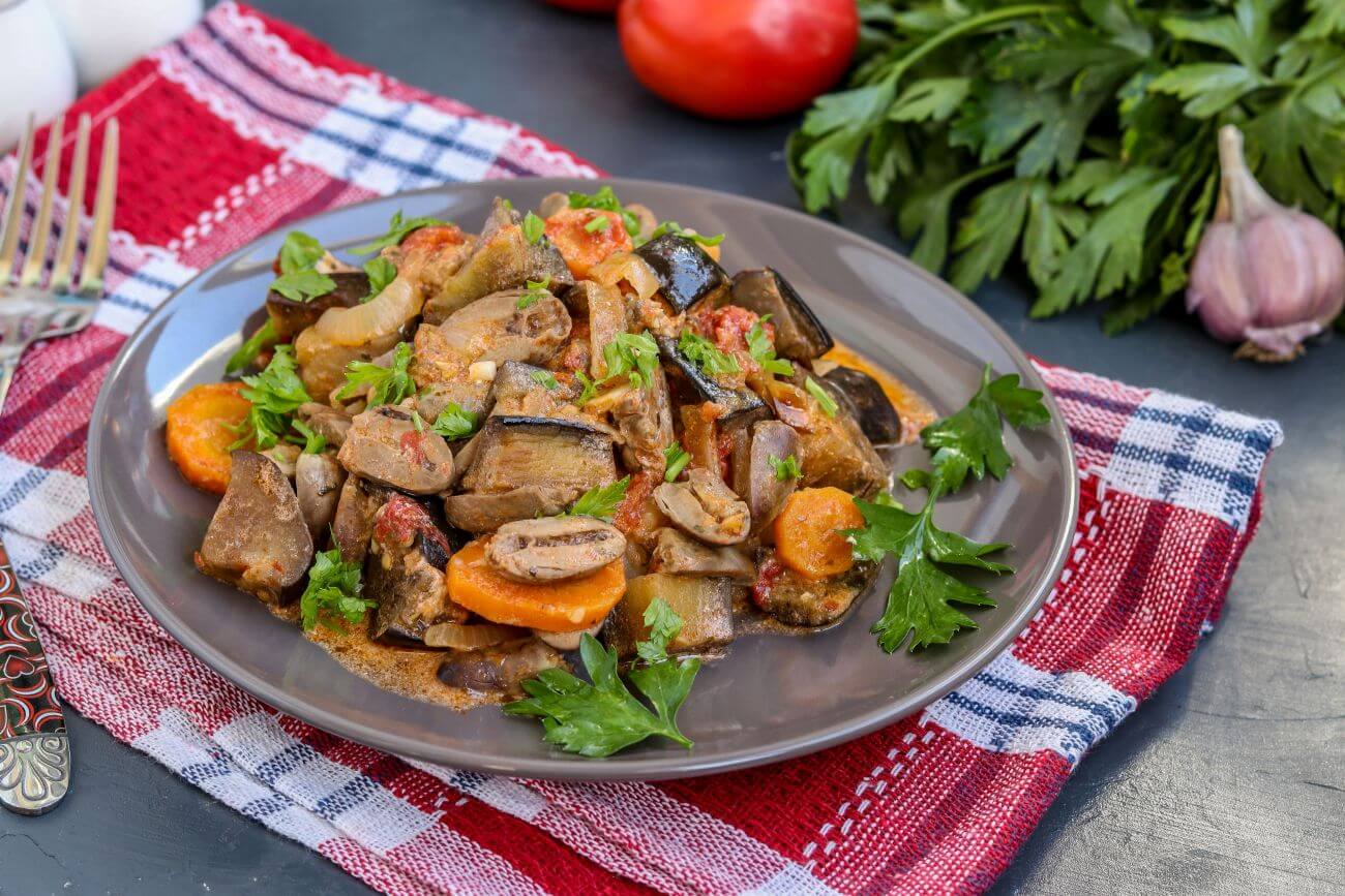 Talerz gotowanych serc drobiowych z warzywami